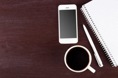 ahşap masada yer öğeleri çalışma Üstten Görünüm