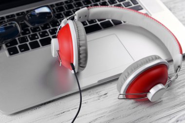 masa üstünde laptop ile kulaklıklar yakın çekim