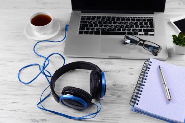 çalışma alanı tablosu üzerinde kulaklık ile yakın çekim