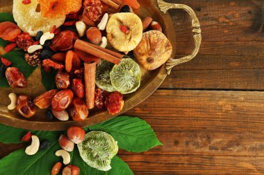 Kuruyemiş ahşap masa, closeup üzerinde ürün yelpazesine