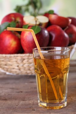 ahşap masa, closeup üzerinde kırmızı elma ile elma suyu