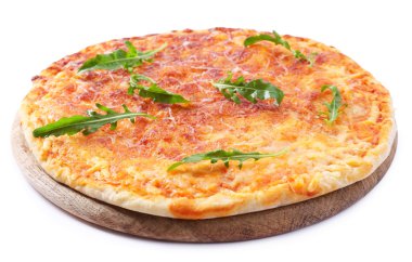 peynirli pizza üzerinde beyaz izole roka ile