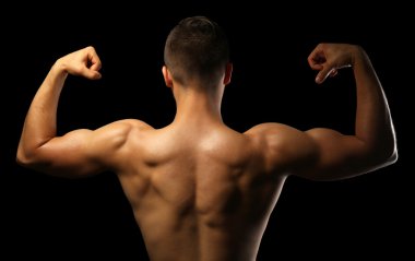 kas genç adam koyu arka plan üzerinde