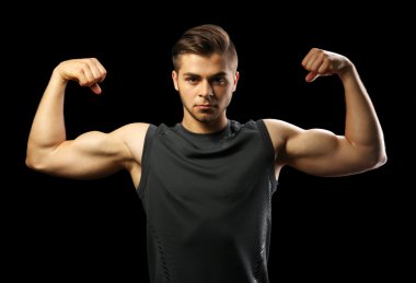 kas genç adam koyu arka plan üzerinde