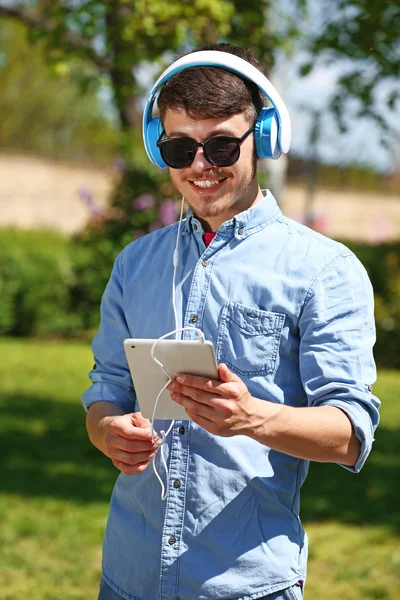 Hombre con auriculares al aire libre —  Fotos de Stock