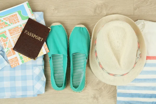 Літні канікули одяг, взуття та капелюх на дерев'яному фоні — стокове фото