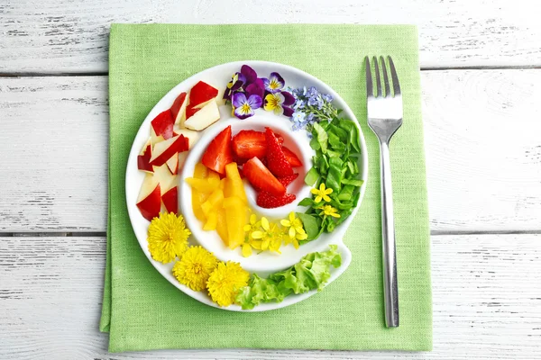 Light ekologisk sallad med blommor, närbild — Stockfoto