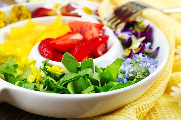 Licht organische salade met bloemen, close-up — Stockfoto