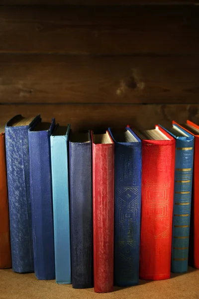 Libros antiguos en estante, primer plano, sobre fondo de madera oscura —  Fotos de Stock