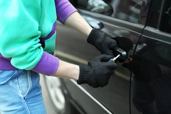 Man burglar stealing car — Stock Photo, Image