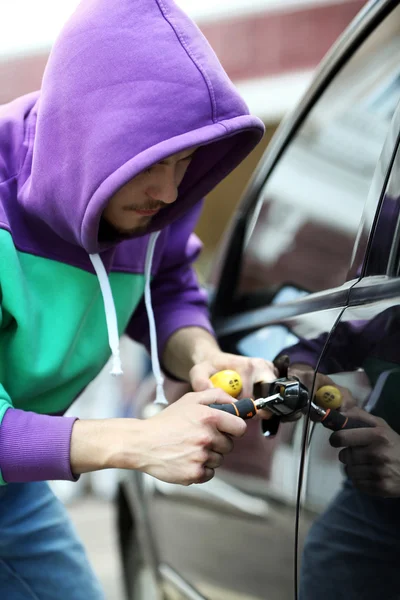 Homem ladrão roubando carro — Fotografia de Stock