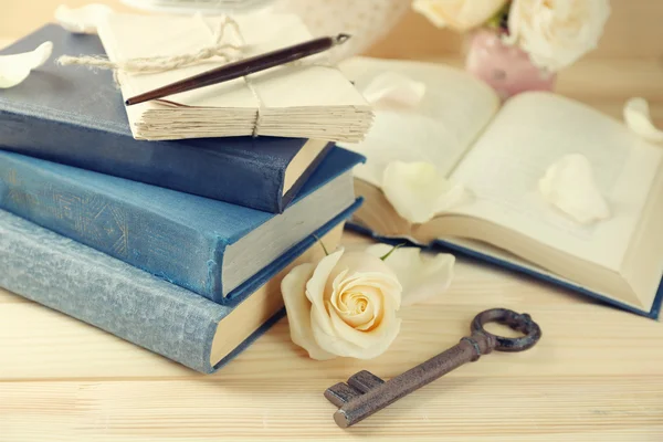 Verse rozen met oude boek — Stockfoto