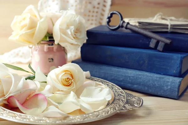 Rosas frescas con libro viejo, llave y letras sobre fondo de mesa de madera. Concepto Vintage —  Fotos de Stock