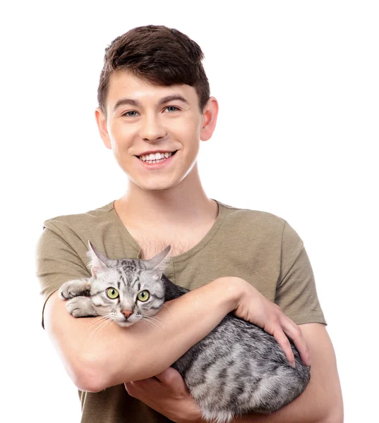 Красивый молодой человек с милой кошкой изолирован на белом — стоковое фото