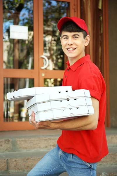 Genç adam pizza kutusu house yakınındaki teslim — Stok fotoğraf