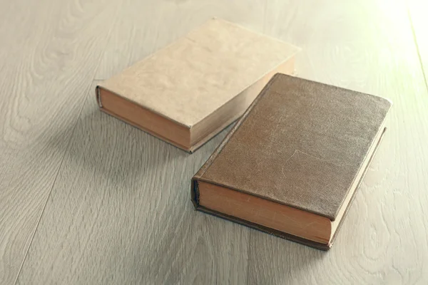 Livros antigos sobre fundo de madeira — Fotografia de Stock
