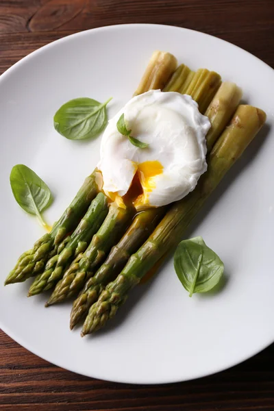 Gebratener Spargel mit pochiertem Ei auf Teller aus nächster Nähe — Stockfoto