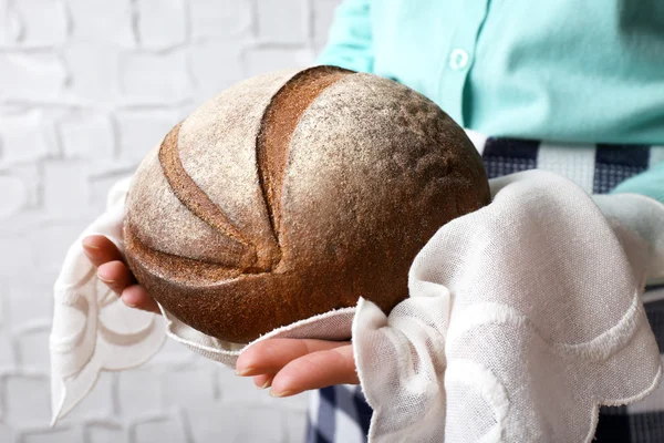 Frau hält leckeres frisches Brot aus nächster Nähe — Stockfoto