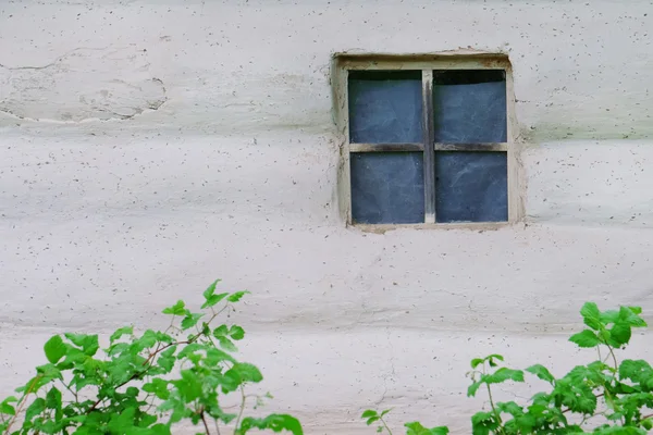 Pared de madera con ventana vieja — Foto de Stock