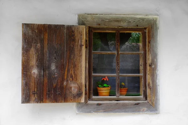 Pared blanca con ventana vieja — Foto de Stock