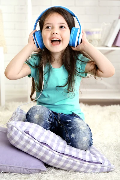 美しい少女の部屋で音楽を聴く — ストック写真