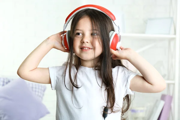 Menina bonita ouvindo música no quarto — Fotografia de Stock