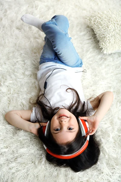 Belle petite fille écoutant de la musique dans la chambre — Photo
