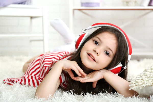 Menina bonita ouvindo música no quarto — Fotografia de Stock