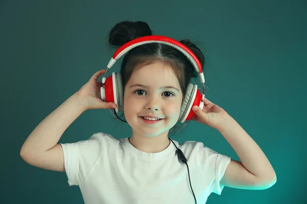 Mooi meisje, luisteren naar muziek op de achtergrond kleur — Stockfoto