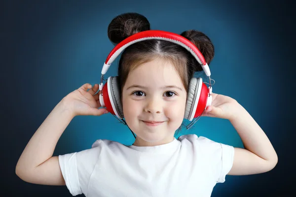 Śliczną dziewczynkę, słuchanie muzyki na kolor tła — Zdjęcie stockowe