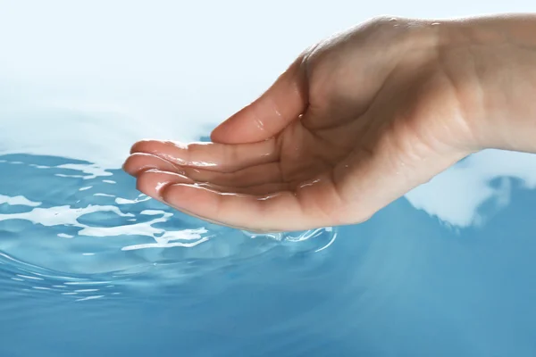 Doigt touche l'eau de près — Photo