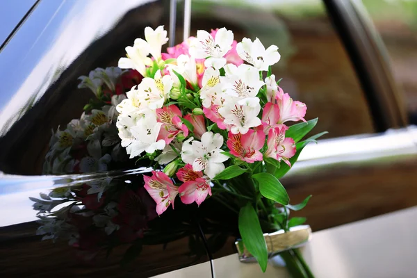 Hermosas flores en el coche —  Fotos de Stock