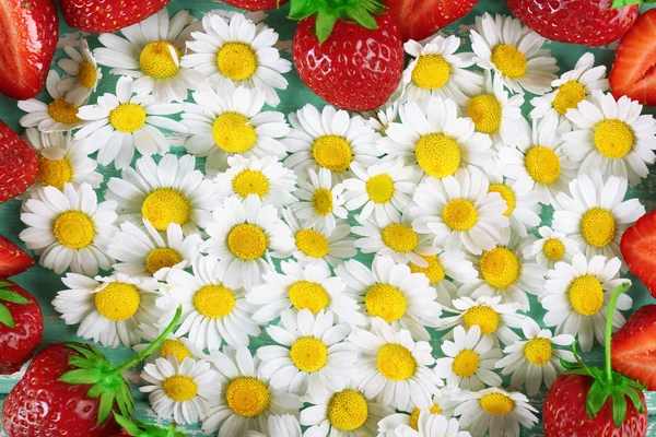 Strawberry with chamomile in shape of heart, closeup — Stock Photo, Image