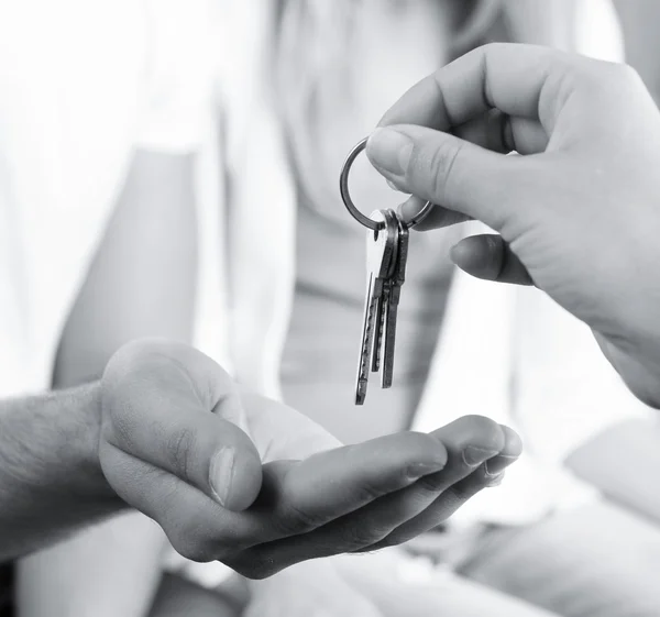 Real estate agent giving keys to young couple, closeup — Stock Photo, Image