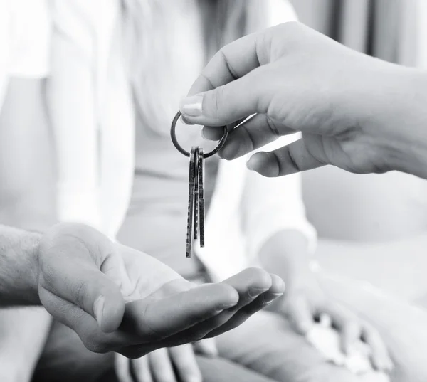 Inmobiliaria dando llaves a pareja joven, primer plano — Foto de Stock