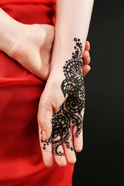 Εικόνα του henna στο γυναικείο χέρι, κινηματογράφηση σε πρώτο πλάνο — Φωτογραφία Αρχείου