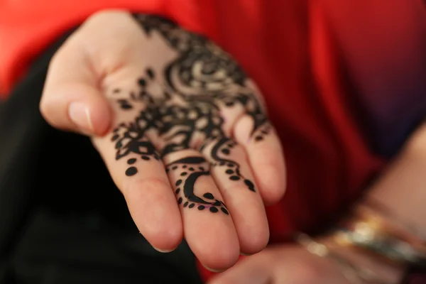 Afbeelding van henna op vrouwelijke hand, close-up — Stockfoto