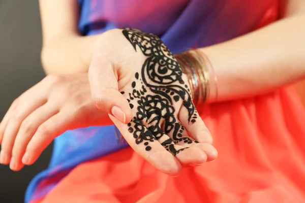 Immagine di hennè sulla mano femminile, primo piano — Foto Stock