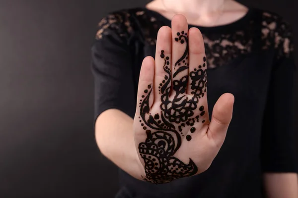 Εικόνα closeup της henna στο γυναικείο χέρι σε σκούρο φόντο — Φωτογραφία Αρχείου