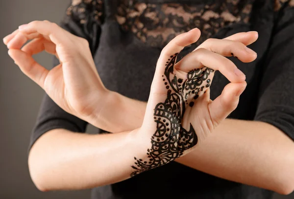 Closeup image of henna on female hand on dark background — Stock Photo, Image