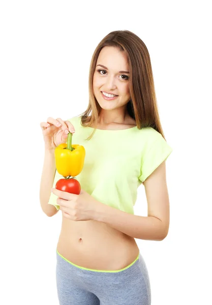 Mujer joven sana con pimienta y tomate aislado en blanco — Foto de Stock