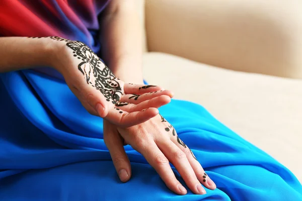 Gambar henna di tangan perempuan, closeup — Stok Foto