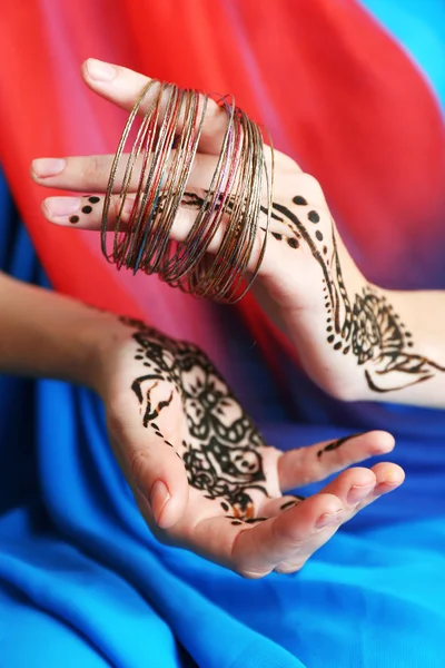 Afbeelding van henna op vrouwelijke handen, close-up — Stockfoto