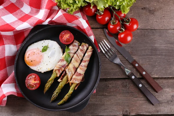 Yemek kuşkonmaz ile yumurta ve domuz pastırması Pan masada, üstten görünüm — Stok fotoğraf