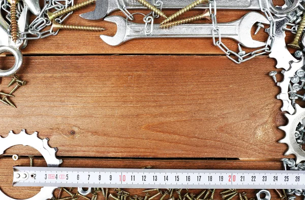 Schroef noten en slagmoersleutels frame, op houten achtergrond — Stockfoto