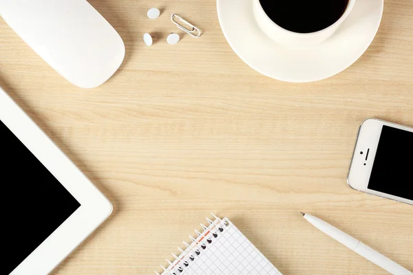 Vista superior de los elementos del lugar de trabajo en la mesa de madera — Foto de Stock