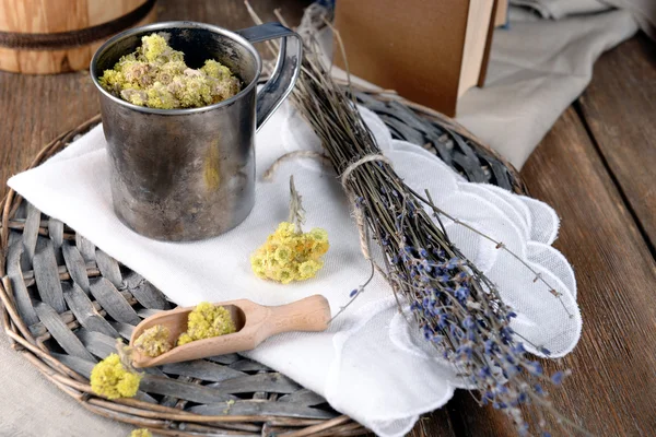 Différentes herbes séchées sur la table gros plan — Photo