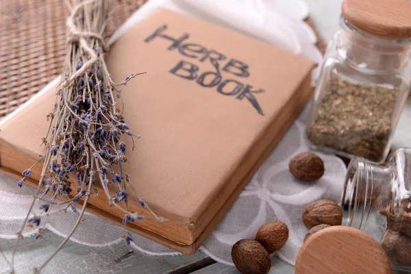 Lavanda seca con nuez moscada y libro en la mesa de cerca —  Fotos de Stock