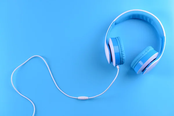 Auriculares sobre fondo azul — Foto de Stock