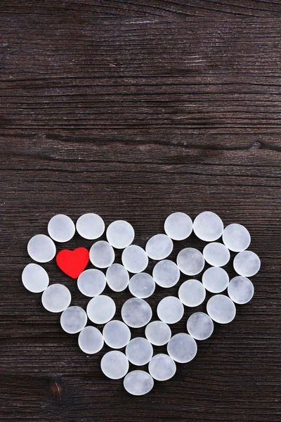 Piedras decorativas en forma de corazón sobre fondo de madera —  Fotos de Stock